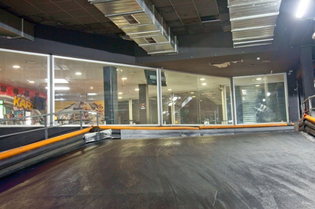 Pista rodeada de ventanales